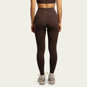 NEW 437 essential leggings in espresso